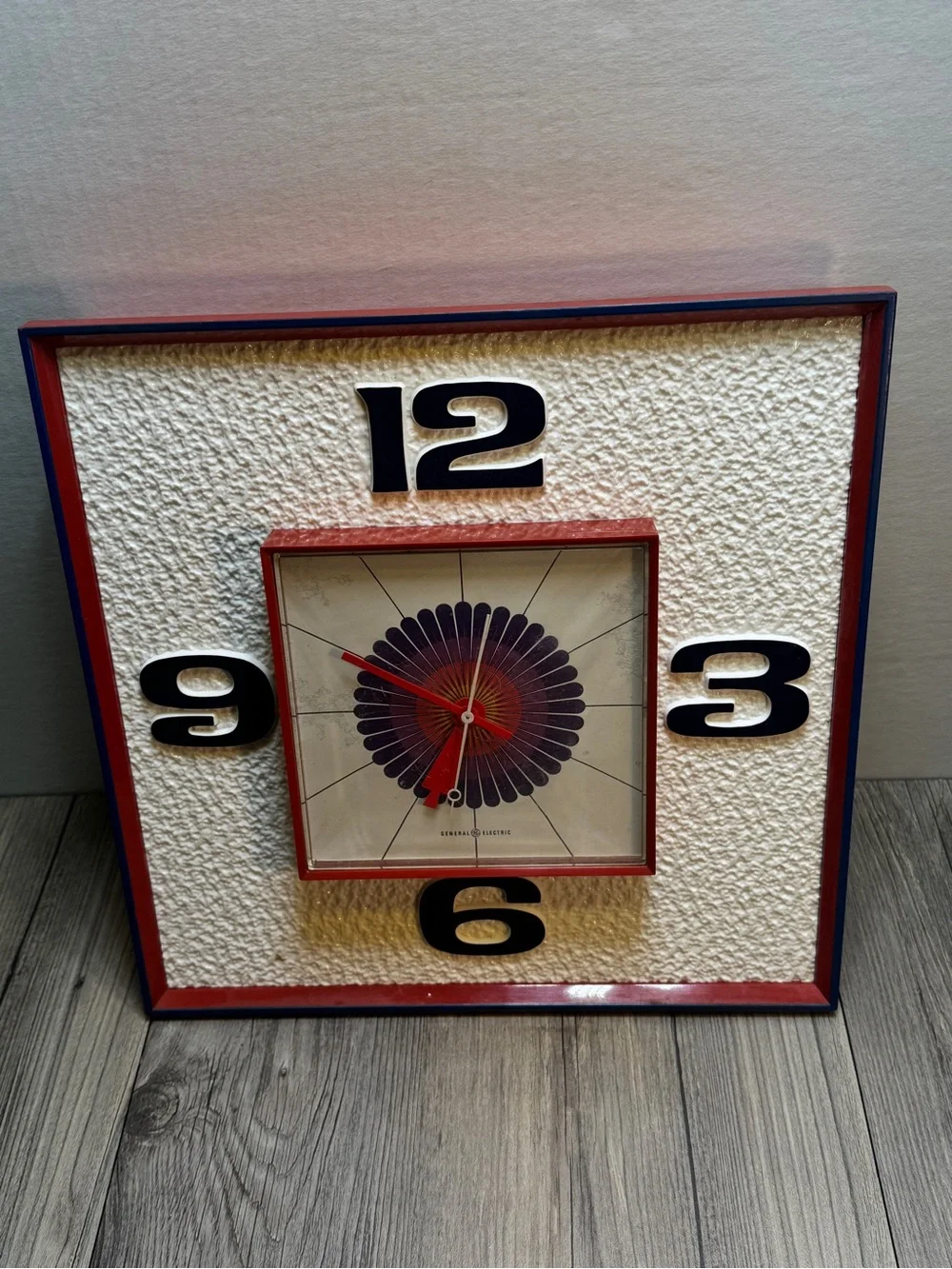 Rare Vintage Mid Century Psychedelic General Electric Model 2548 Wall Clock